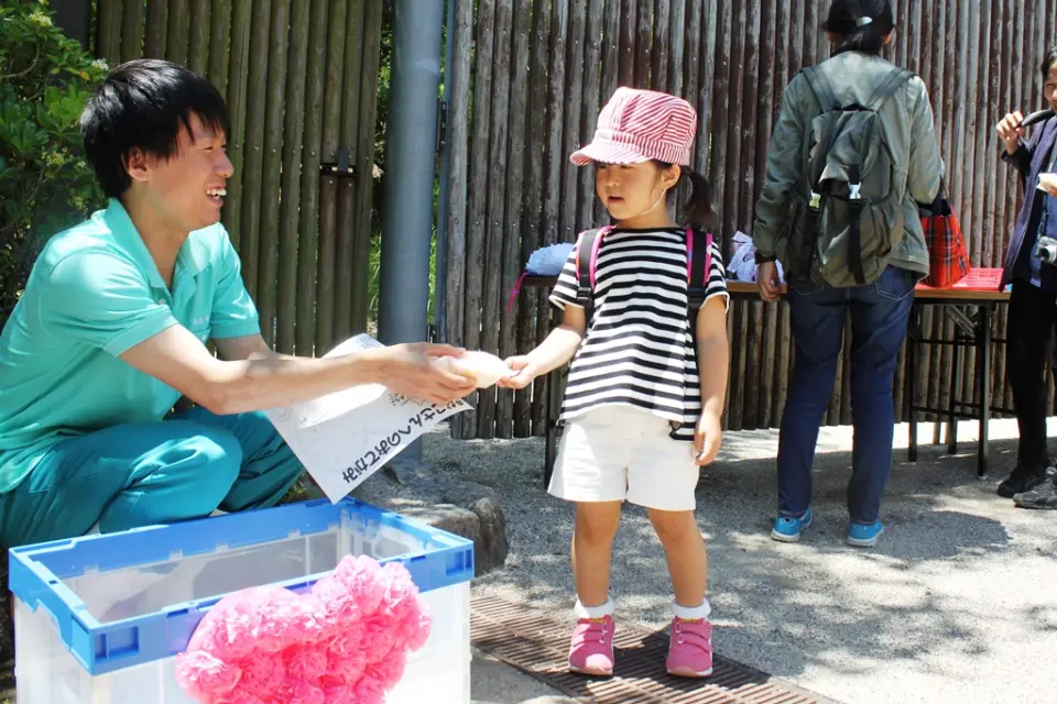 お手紙を書いてくれた人にはお嫁さんのお菓子を配りました
