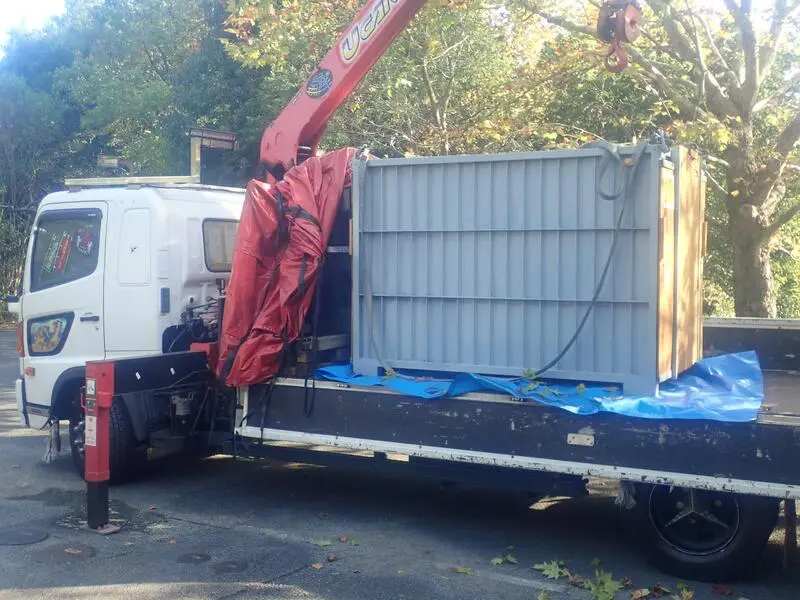 トラックの荷台に載るアマニ